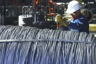 Aluminio toca máximo en cuatro años por temor a cortes de oferta desde el Golfo
