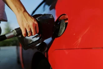 Alza de combustibles dispara el interés por autos de bajo consumo: las claves para entender el cambio