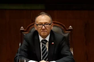Alza de combustibles en Chile: Gobierno defiende incremento de hasta $580 y apela a responsabilidad fiscal