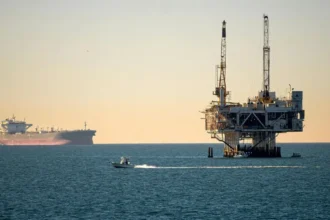 Alza histórica del petróleo: Crisis en Hormuz impulsa temor por suministro global