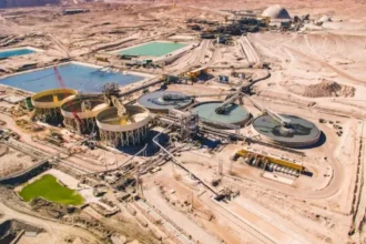 Antofagasta Minerals sube 53% su utilidad en 2025 y acelera su caja operativa: el efecto del cobre en precios récord