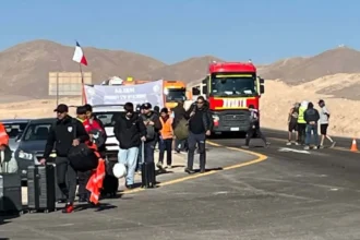 Antofagasta: Ruta de la minería continúa bloqueada por huelga en Finning y trabajadores cruzan a pie