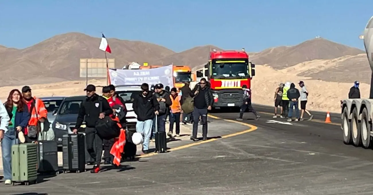 Antofagasta: Ruta de la minería continúa bloqueada por huelga en Finning y trabajadores cruzan a pie