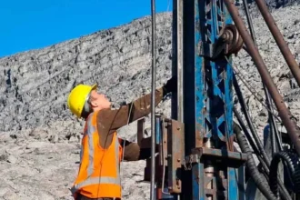 Apex Critical Metals perfora 81,6 m de REO al 2,02%, incluyendo 50,9 m de REO al 2,40%