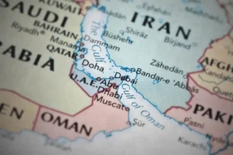 Arabia Saudita activa su ruta al Mar Rojo: ducto de 5 millones bpd a Yanbu mientras los tanques del Golfo se llenan