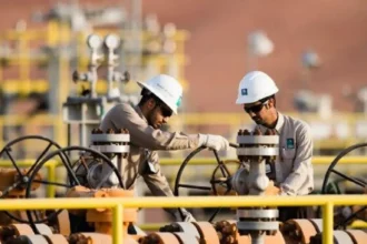 Arabia Saudita aumenta producción petrolera en febrero ante tensiones geopolíticas en Medio Oriente