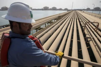 Aramco sube a 1,9 millones de barriles diarios sus envíos por el mar Rojo, pero no alcanza para reemplazar Ormuz
