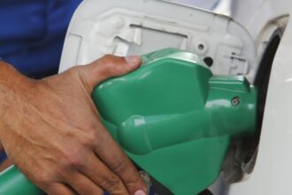 Así puedes acceder a descuentos de hasta $300 por litro tras la baja en el precio de las bencinas
