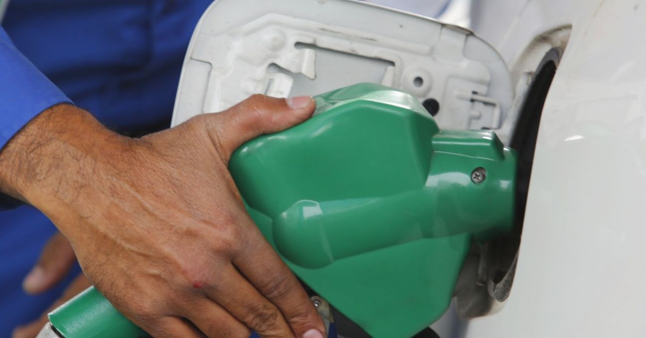 Así puedes acceder a descuentos de hasta $300 por litro tras la baja en el precio de las bencinas