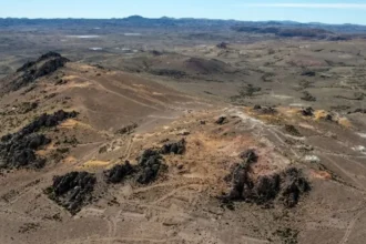 Astra reporta alta ley en La Manchuria: 6,3 m con 837 g/t de plata y 3,32 g/t de oro y una nueva zona Basalto en Santa Cruz