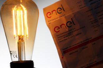Aumento del 60% en tarifas eléctricas golpea a familias chilenas tras descongelamiento tarifario