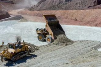 Autoridades y trabajadores alertan por grietas en muro de relaves de Quebrada Blanca mientras Teck defiende estabilidad de la estructura