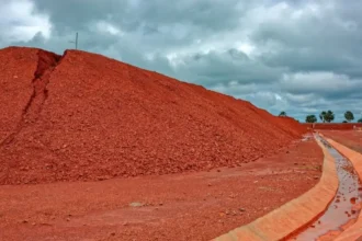 Axis demanda a Guinea por US$ 28.900 millones tras revocación minera