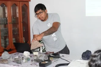 Becado de El Abra hizo exposición sobre minerales característicos a comunidad de Cebollar-Ascotán