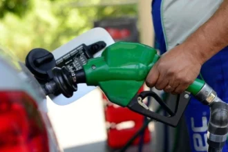 Bencinas suben hasta $22 por litro: nuevo ajuste de ENAP reaviva presión sobre los combustibles en Chile