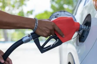 Bencinas subirían hasta $85 y diésel hasta $75, según proyección de Scotiabank