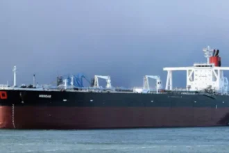Bloqueo del estrecho de Ormuz: por qué el corredor del 20% del petróleo y gas puede presionar bencina y fletes en Chile