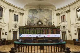 Bolsa chilena abre con baja de 0,7% y Brent rebota a US$102,8 mientras el mercado duda de una salida en Irán