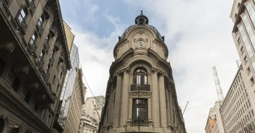 Bolsa chilena abre plana sobre 10.620 puntos antes de la Fed: por qué el PIB de 2,5% y el petróleo hoy pesan más que la tasa