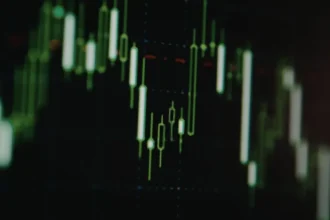 Bolsa chilena cae 0,4% bajo 10.700 puntos mientras se agota el plazo de EEUU a Irán por Ormuz