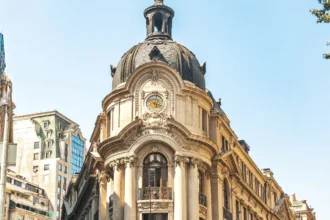 Bolsa de Santiago cae arrastrada por alza del petróleo y tensiones globales