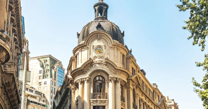 Bolsa de Santiago cae arrastrada por alza del petróleo y tensiones globales