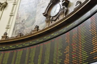 Bolsa de Santiago cae casi 2% por tensión en Medio Oriente y alza del petróleo