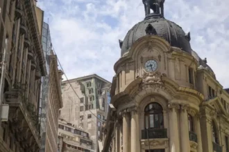 Bolsa de Santiago cierra al alza: IPSA sube 0,6% y Vapores salta 6% con el Brent otra vez sobre US$100