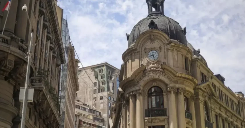 Bolsa de Santiago cierra al alza: IPSA sube 0,6% y Vapores salta 6% con el Brent otra vez sobre US$100