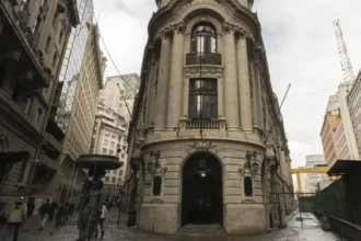 Bolsa de Santiago: IPSA sube 0,35% a 11.250 puntos con el cobre al alza y el dólar bajo $860