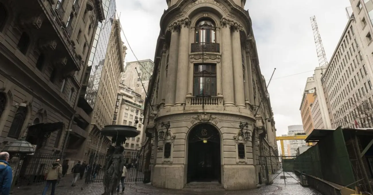 Bolsa de Santiago: IPSA sube 0,35% a 11.250 puntos con el cobre al alza y el dólar bajo $860