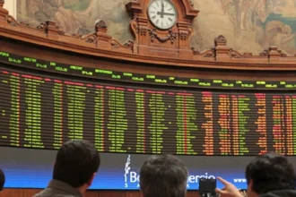 Bolsa de Santiago profundiza corrección tras máximos históricos y sigue la señal negativa de Wall Street