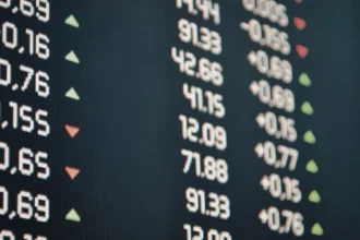 Bolsas emergentes tocan récord: MSCI EM sube hasta 1.565 puntos por rally de IA y un dólar a la baja