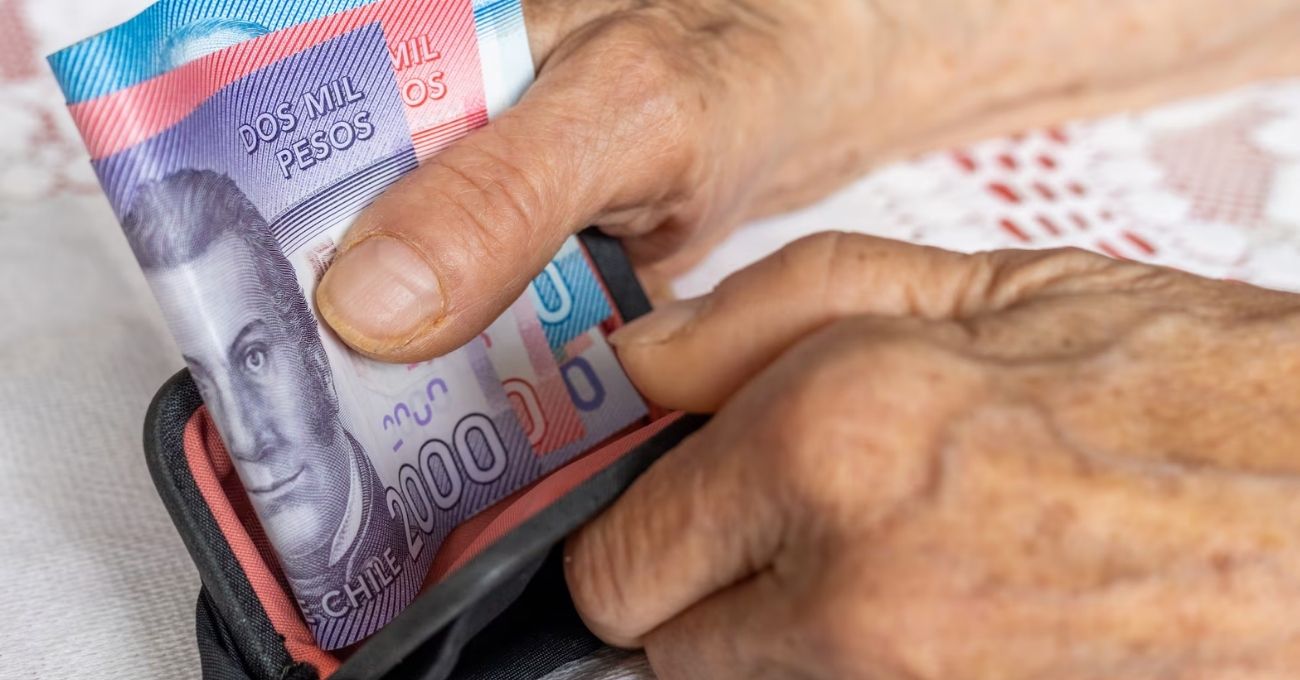 Bono Invierno 2025: Gobierno entrega $81.000 automáticos a adultos mayores que cumplan estos requisitos