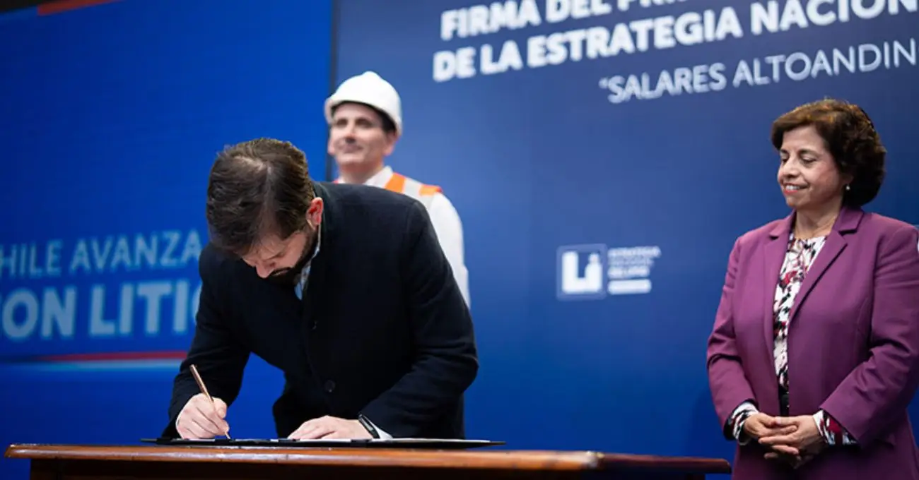 Boric: “El litio debe construirse con las comunidades” en la firma del primer CEOL