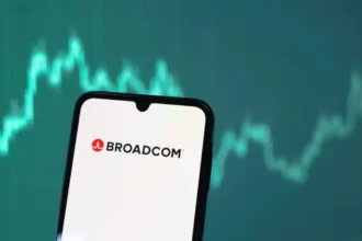 Broadcom enfrenta desafíos en su recuperación pese a crecimiento impulsado por inteligencia artificial