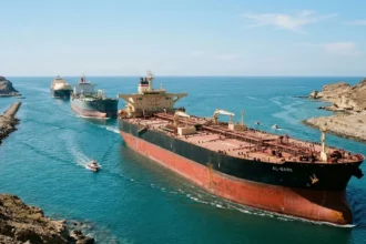 Buque petrolero logró transitar el Estrecho de Ormuz en medio de tensiones regionales
