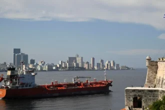 Buques rusos y hongkoneses llevan combustible a Cuba en plena crisis energética
