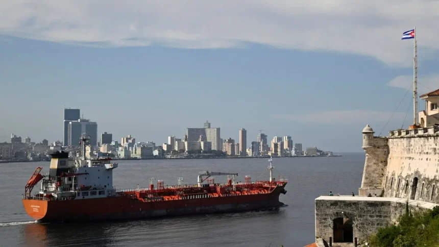 Buques rusos y hongkoneses llevan combustible a Cuba en plena crisis energética