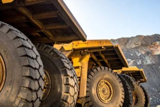 Cada mes de atraso incrementa 0,68% el CAPEX: nuevo modelo revela la relación estructural entre demoras y sobrecostos en minería