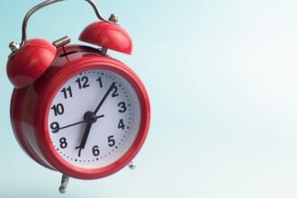 ¿Cambio de hora en Chile? Revisa si debes adelantar o atrasar el reloj este sábado