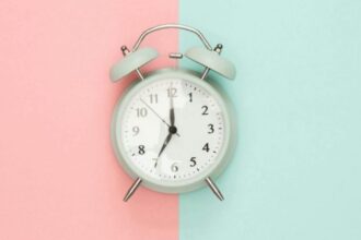 Cambio de hora en Chile: ¿se atrasa o se adelanta el reloj este sábado 5 de abril?