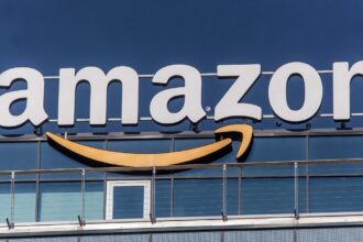 Casa Blanca critica a Amazon por decisión de mostrar aranceles en precios: “El dueño tiene lazos en China”