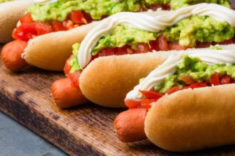 Celebra el Día Internacional del Hot Dog este 24 de abril: Descubre ofertas irresistibles en Doggis y Juan Maestro