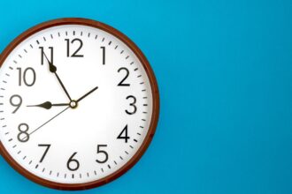 Chile adelanta una hora los relojes por inicio del horario de verano
