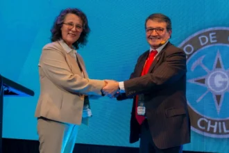 Chile avanza en minería espacial: Cámara Minera y Colegio de Geólogos sellan cooperación en FEXMIN 2025