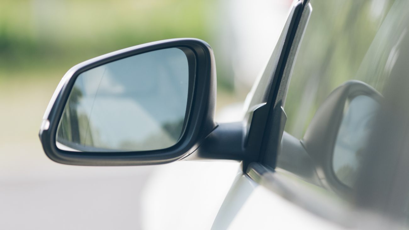 Chile impone grabado de patente en vidrios como nuevo requisito para la Revisión Técnica Vehicular desde mayo 2025