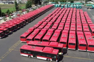 Chile lidera en buses eléctricos: Plan 4.400 unidades para 2026.