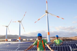 Chile lidera la transición energética en América Latina con nuevas políticas y modernización de redes según el informe Issues Monitor 2025