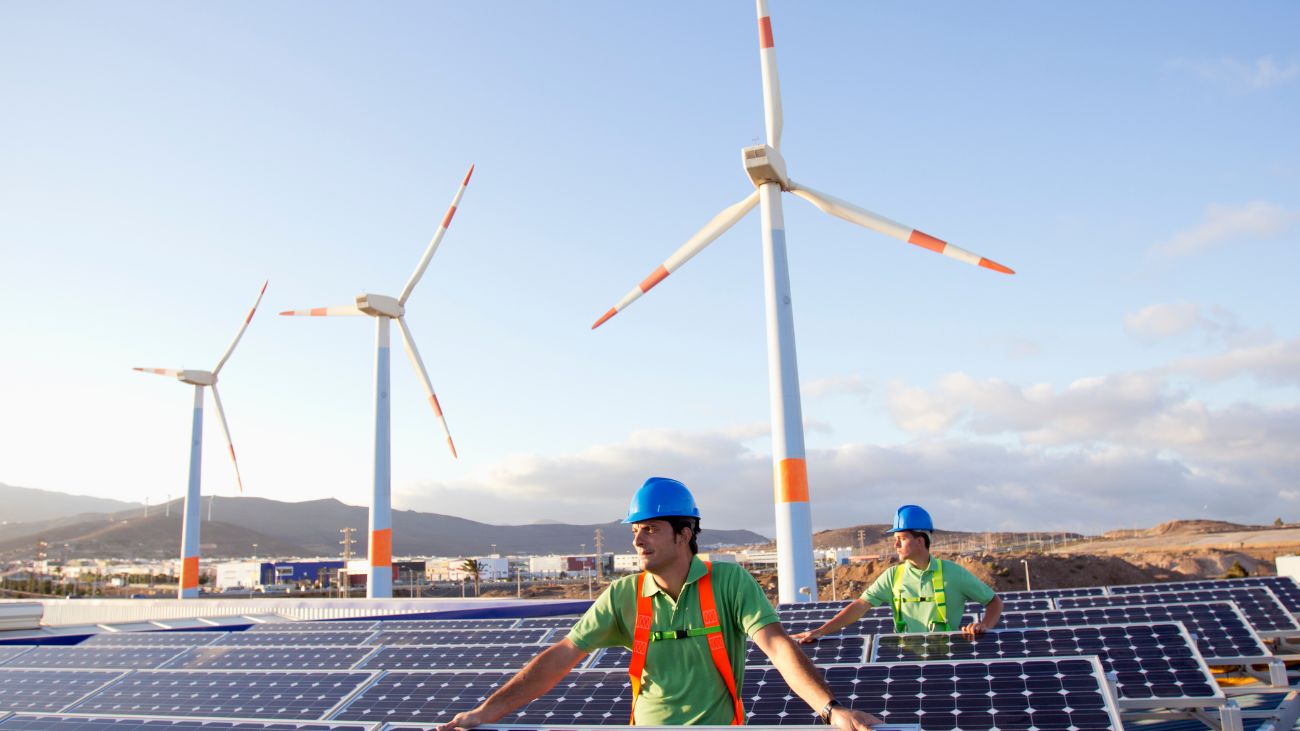Chile lidera la transición energética en América Latina con nuevas políticas y modernización de redes según el informe Issues Monitor 2025